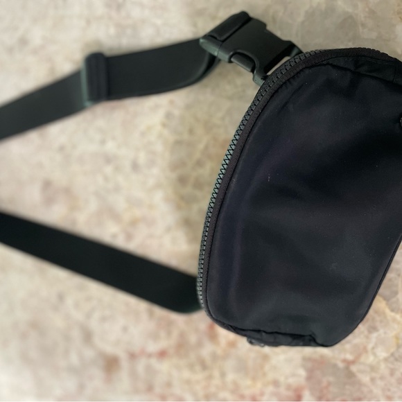 Lululemon Everywhere Belt Bag Matte Black - Picture 3 of 6
